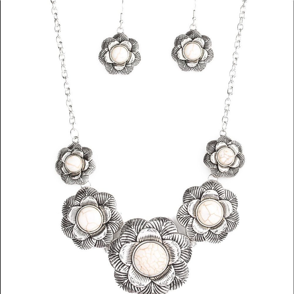 White crackel shirt necklace